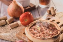 A esfirra de carne moída combina com limão