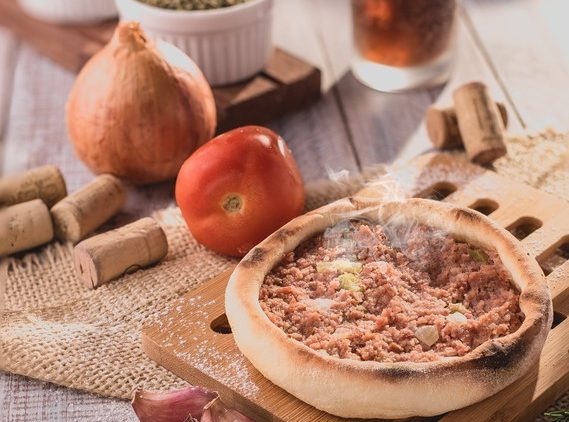 A esfirra de carne moída combina com limão