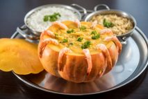 Prove o camarão na abóbora.