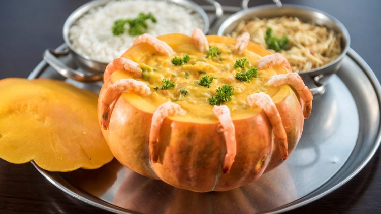 Prove o camarão na abóbora.